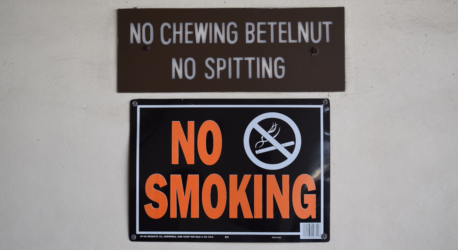 A sign saying no chewing betel nut